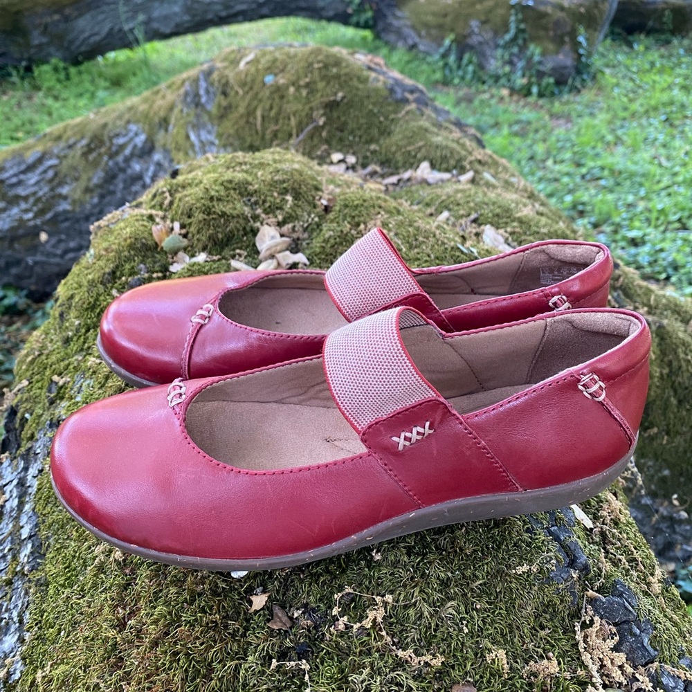 Clarks Women's Medora Elie Red Leather Mary Jane Flat sz. 7